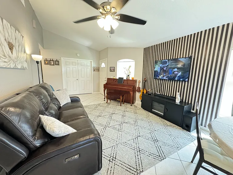 1049 Amanda Kay Cir — Photo 24