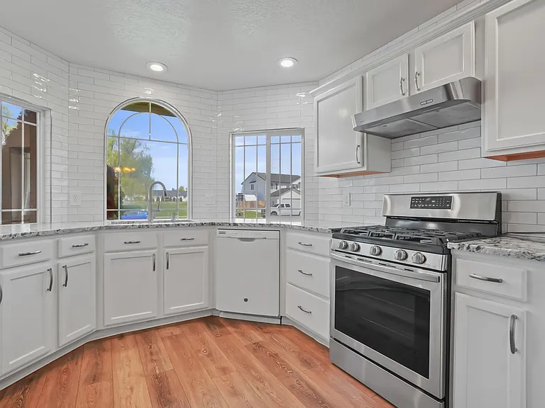 979 Peregrine Dr — Photo 8