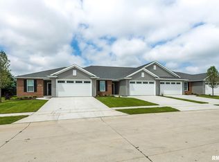 5660 Red Fox Rd, Bettendorf, IA 52722