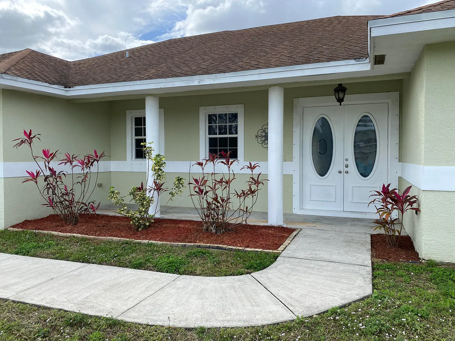 3 bed, 2.0 bath, 1865 sqft, $2,600 — Photo 2