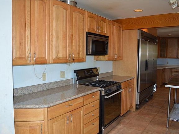 5th image of 75 Aspen Dr