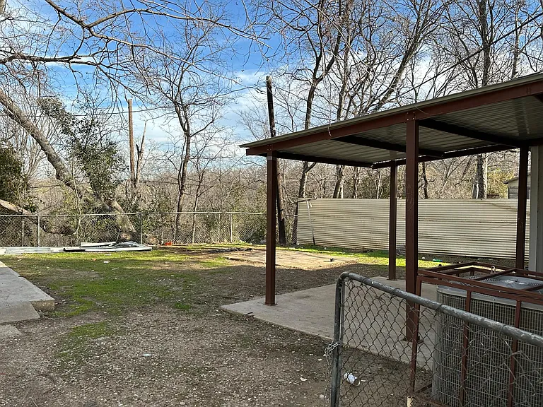 2401 Shropshire St — Photo 3
