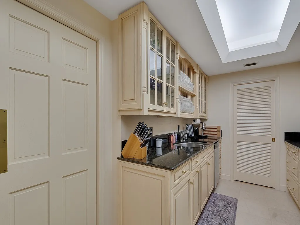 2 bed, 2620 sqft, $7,000 — Photo 3