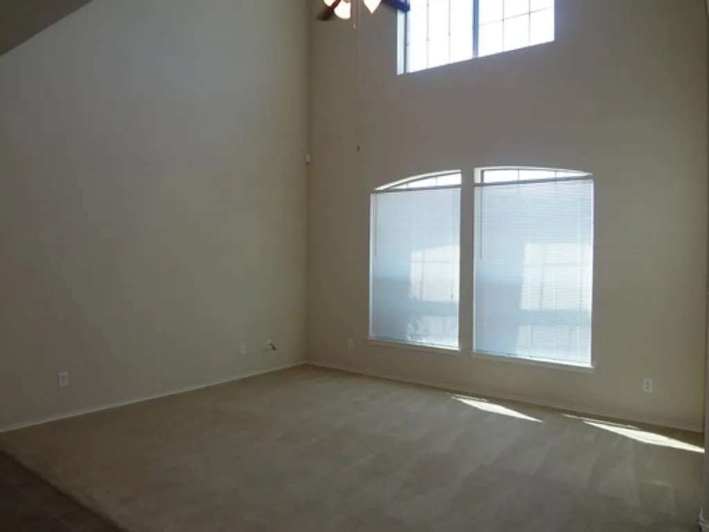 Stunning Townhome Located In Desirable Villages Of Carmel — Photo 3