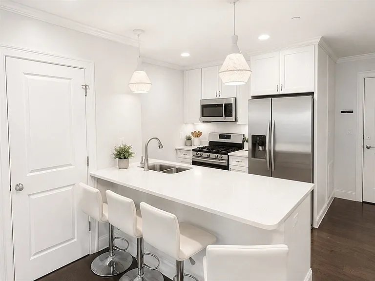 728 E Broadway #206 — Photo 2