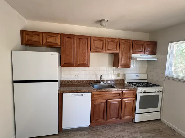 827 Parkcrest Dr APT C, Saint Charles, MO 63301