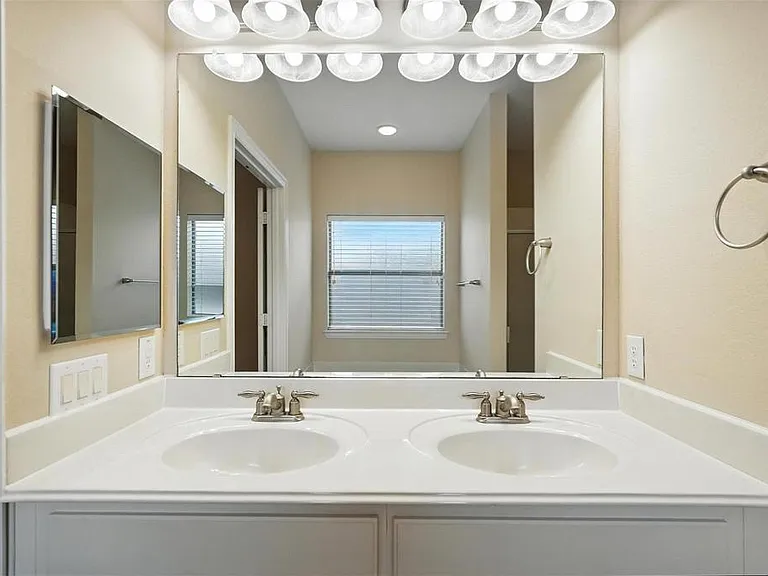 2101 Broadstone Dr — Photo 17