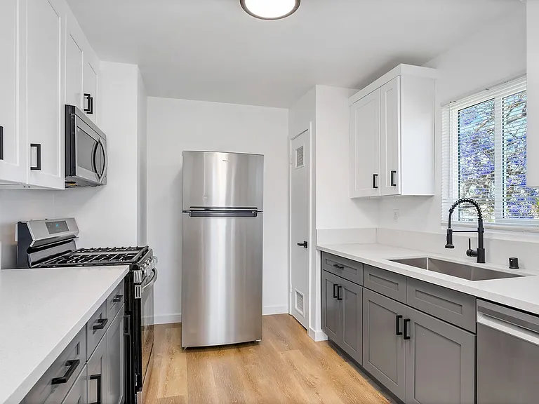 4132 W 118th St #H1 — Photo 2