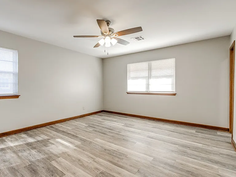 421 Foreman Ave — Photo 16