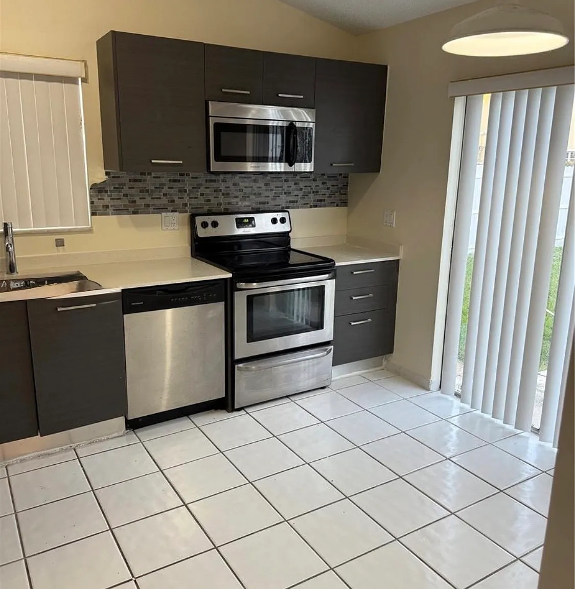 3 bed, 1039 sqft, $2,900 — Photo 2