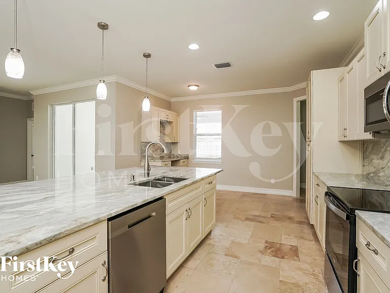 4116 SW 16th Pl — Photo 6