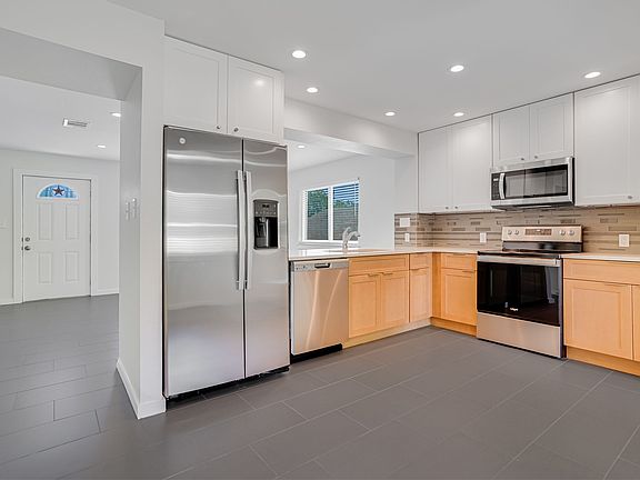 3rd image of 3406 Dolphin Dr #B