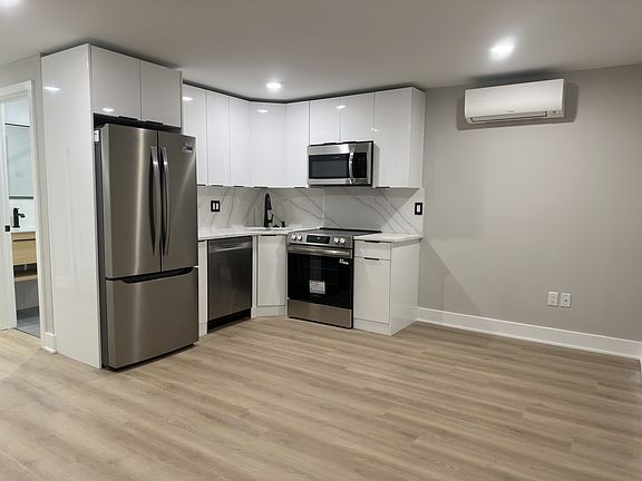 3rd image of 225 W 10th Ave #6