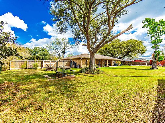 3rd image of 202 S Hidalgo Ln