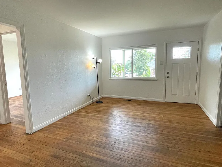 4895 Beach Ct — Photo 7