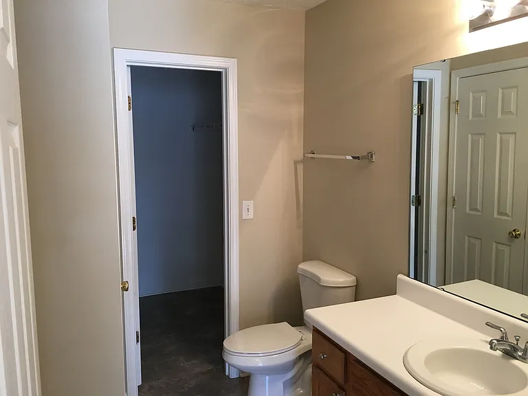 404 Commons Dr — Photo 10