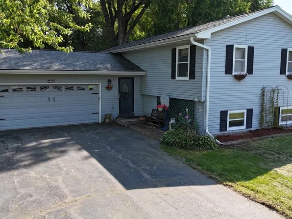 214 Tabot St, Dousman, WI 53118