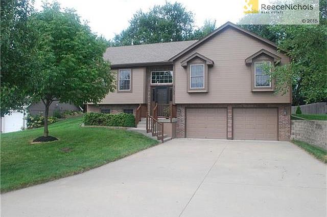 Welcome to 3132 SW Ragan Drive!  Fresh exterior paint + a beautiful lawn = great curb appeal.