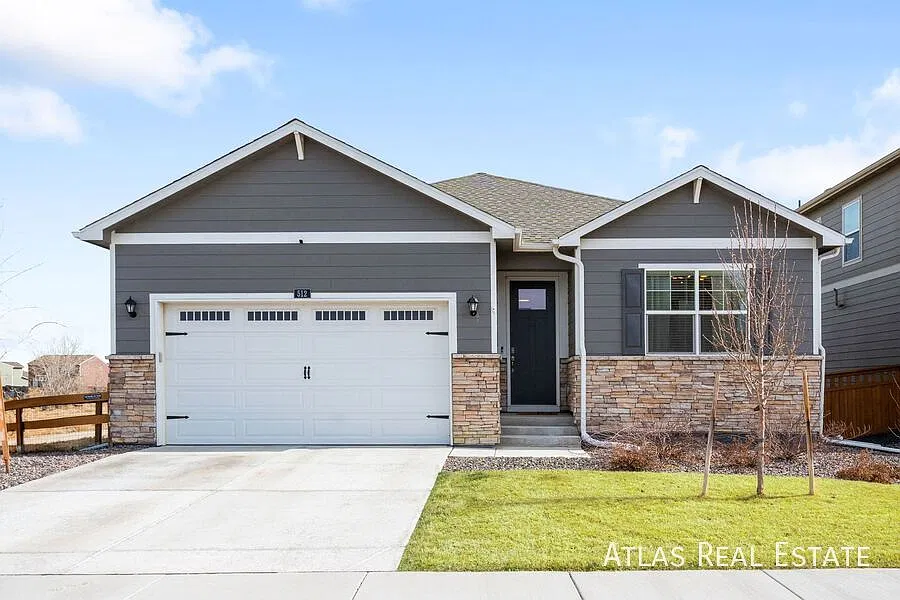 Luxury Living on a Corner Lot Spacious 4BR Home Near Trails & Town! — Photo 3