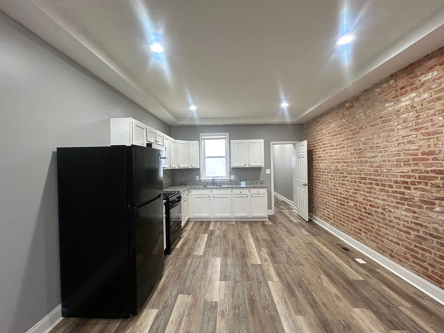 Baltimore - 3 Bedrooms and 2.5 baths Available! — Photo 2