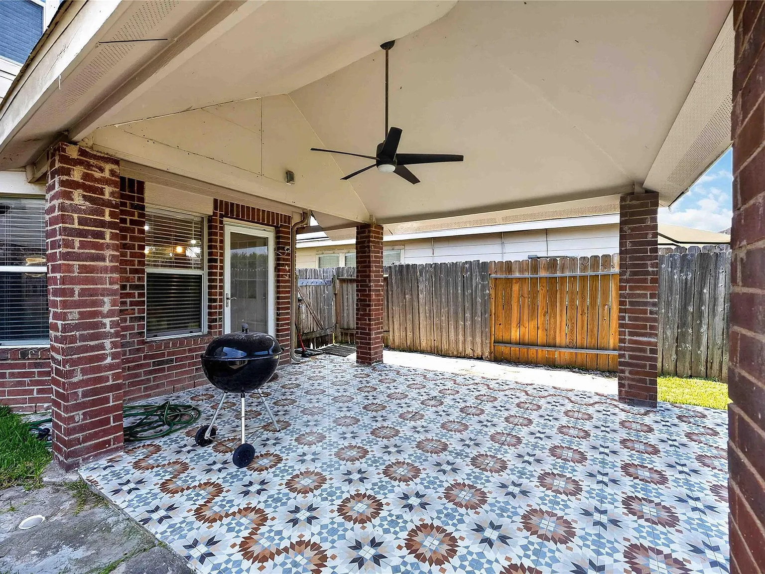 3 bed, 2.5 bath, 2362 sqft, $2,200 — Photo 2