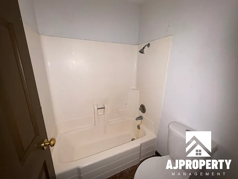 112 W 43rd St #1 — Photo 8