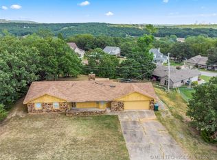 201 N Oak Ridge Dr E, Sand Springs, OK 74063