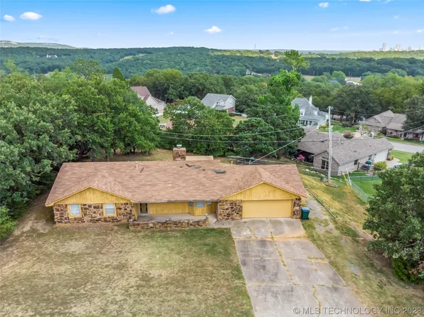 201 N Oak Ridge Dr E, Sand Springs, OK 74063