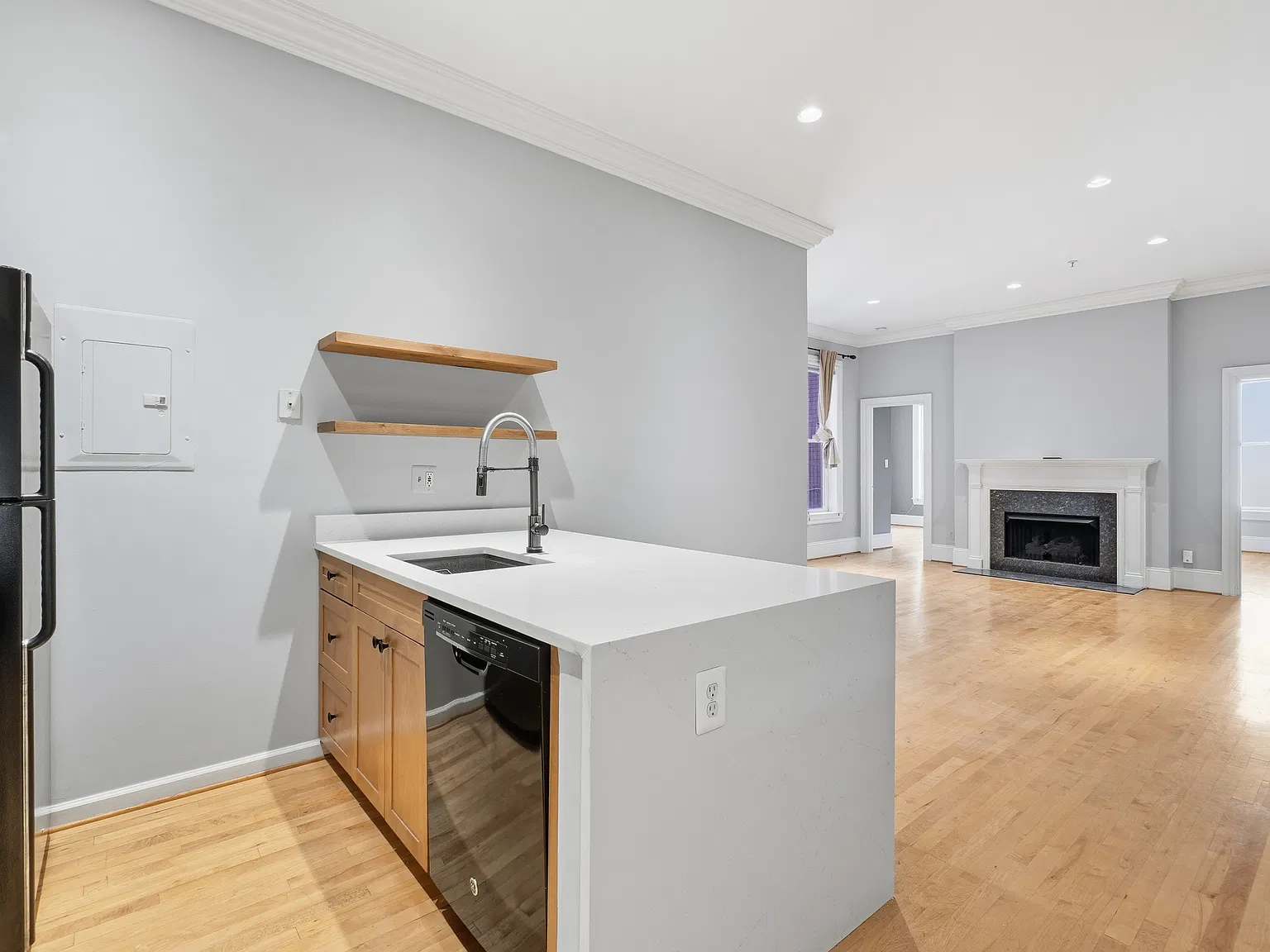 2 bed, 900 sqft, $4,200 — Photo 3