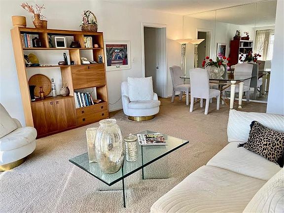 Living room/dining area