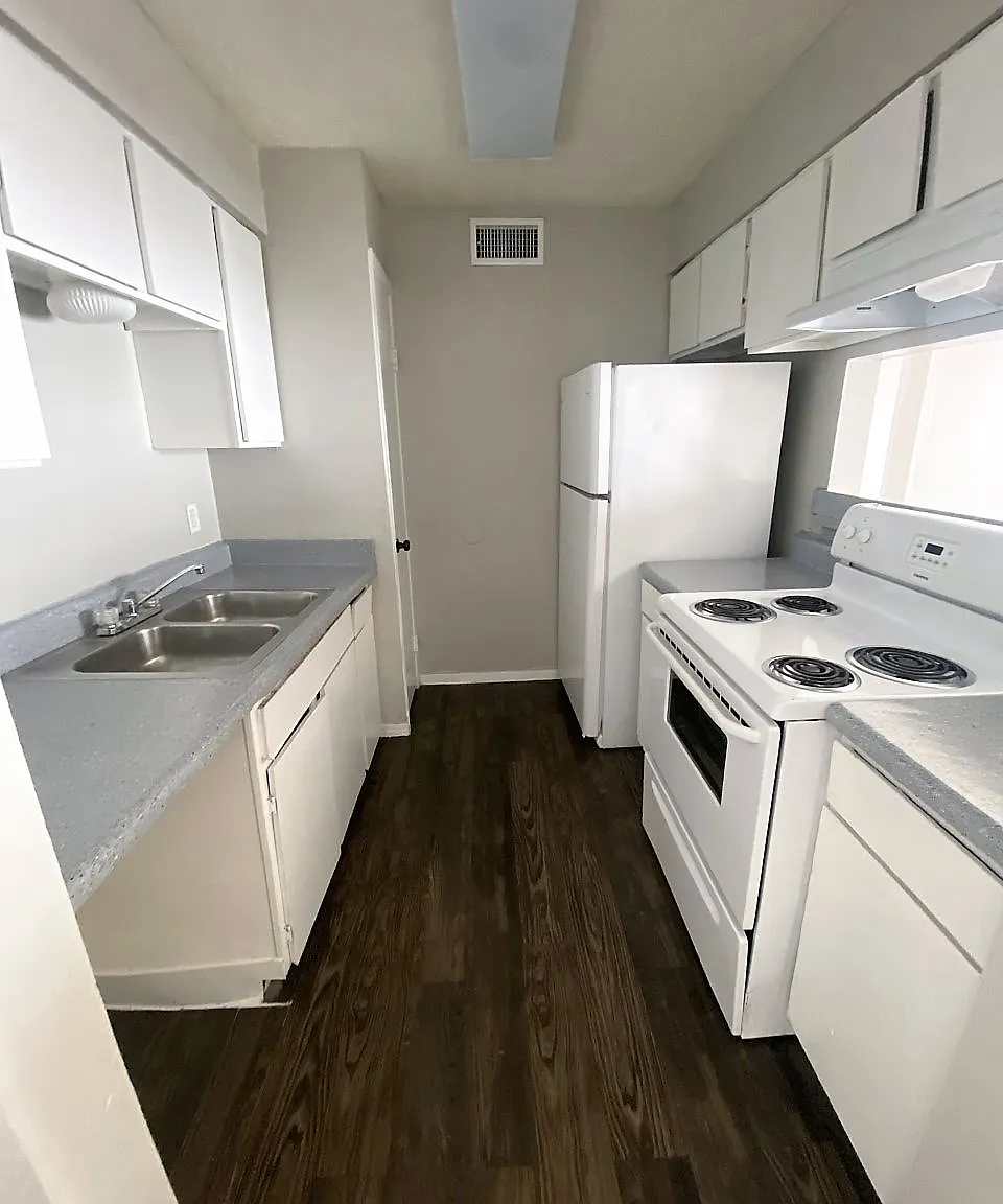 Edinburg Place Apartments - 0601 — Photo 2