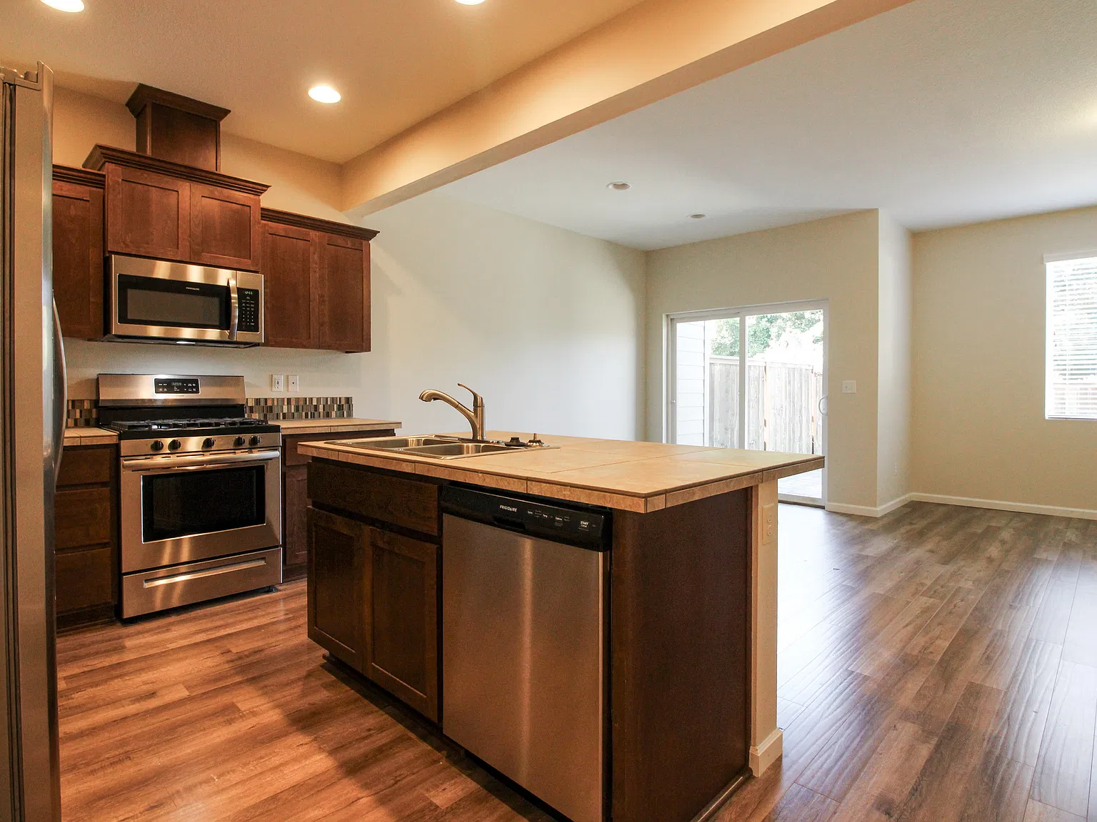 3 bed, 2.5 bath, 1527 sqft, $2,225 — Photo 3