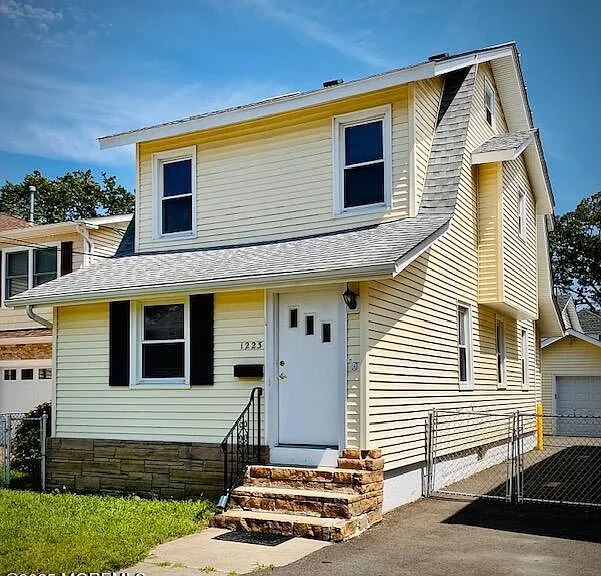 1223 Briarwood Rd — Photo 1
