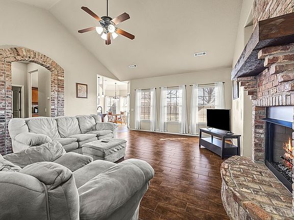 3rd image of 3107 SW Silverbark Rd