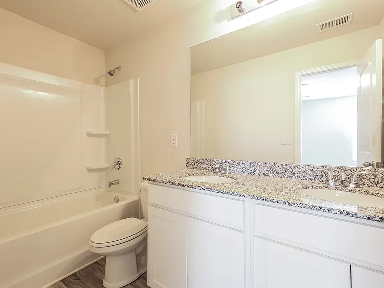 130 Combine Ln — Photo 13