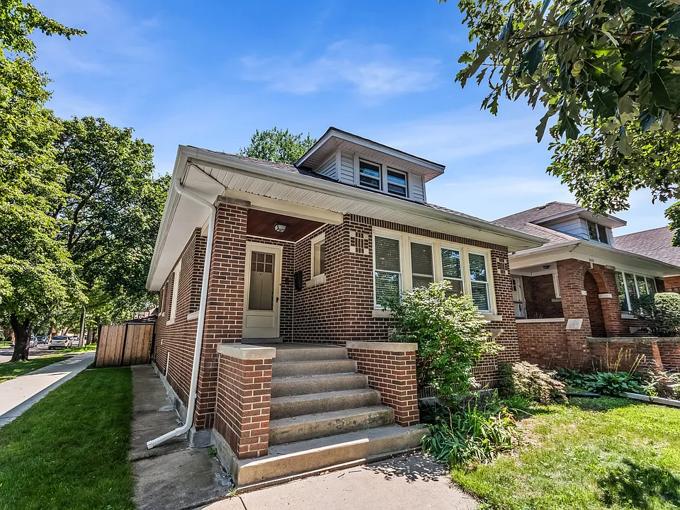 7457 N Maplewood Ave