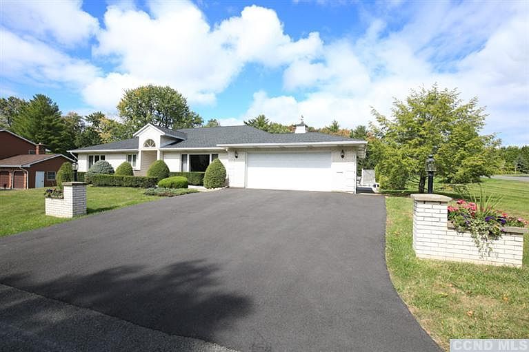 1st image of 7 White Oak Ln
