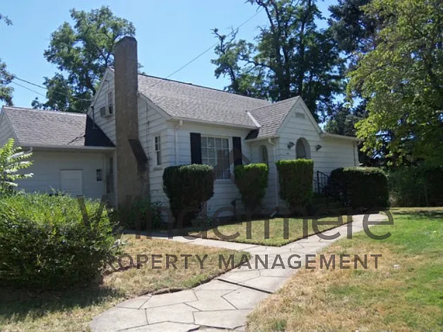 950 Francis Ave — Photo 1