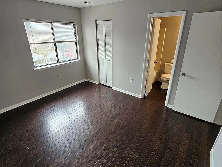 4811 Spring Lake Dr #E — Photo 20