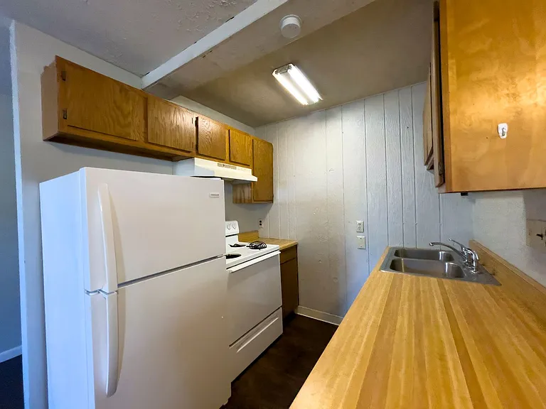 Preleasing For August! Close To Campus — Photo 9