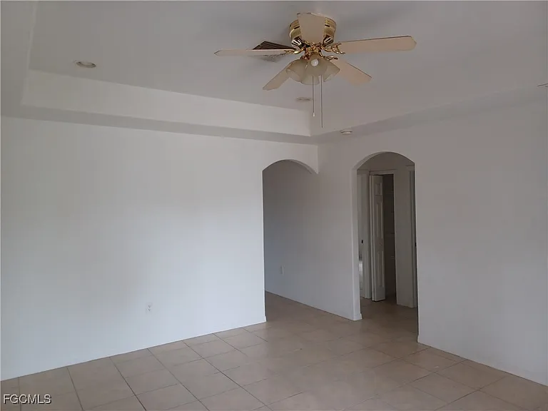 3020 SE Santa Barbara Pl — Photo 5
