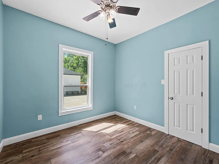 2212 Clay Ave — Photo 9