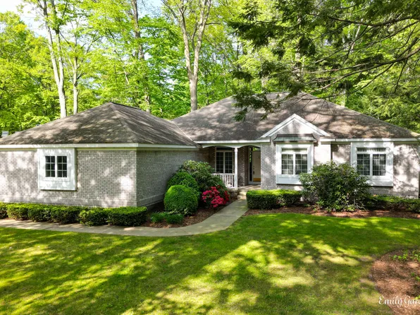 209 Foxdown Rd, Holland, MI 49424