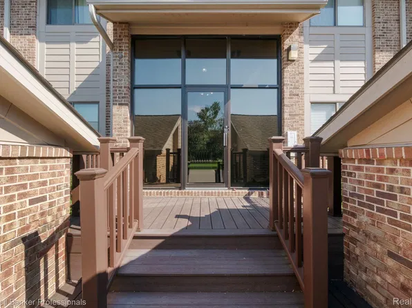 11817 Sycamore Dr, Plymouth, MI 48170
