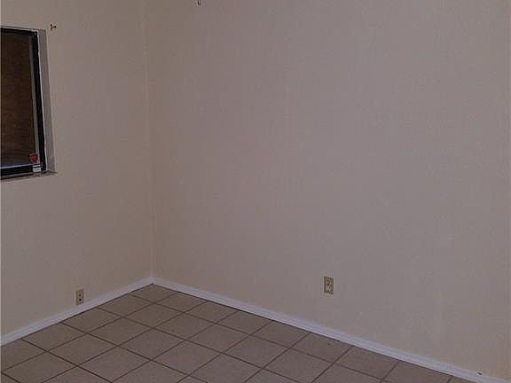 4th image of 609 SE 8th St