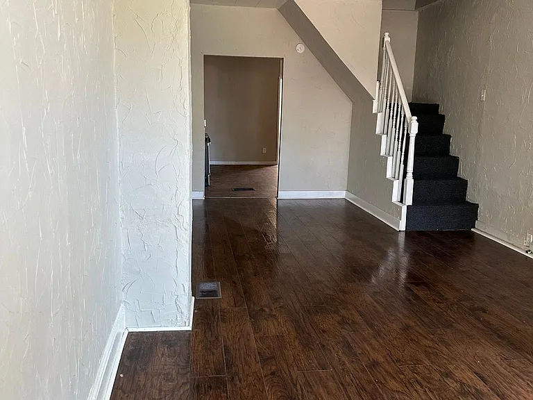2210 Lee Ave — Photo 5