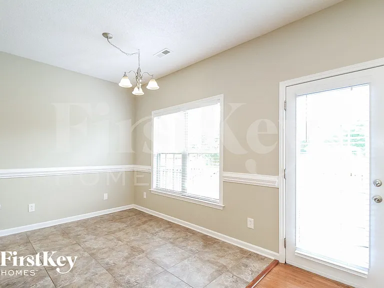 127 Scottsdale Ln — Photo 5