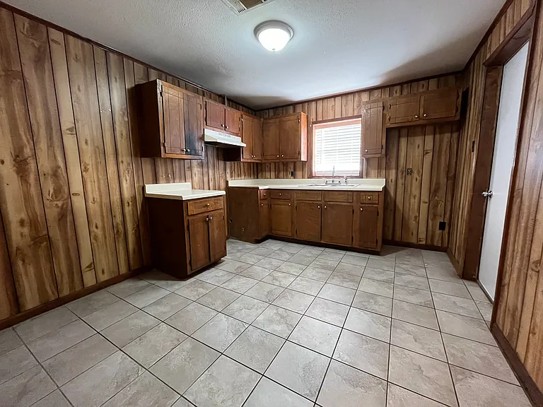 2300 Fosters Ferry Rd — Photo 1
