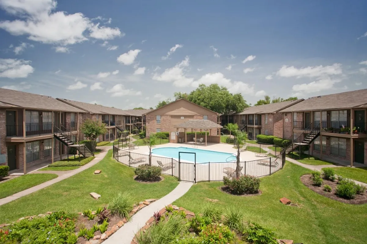 Building Photo - 2400 S Loop 35
