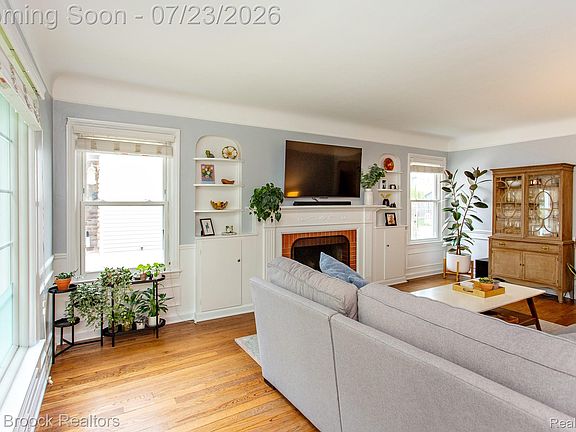 4th image of 10482 Hart Ave